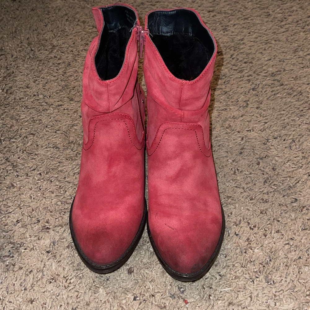 Women’s size 9 boots / perfect condition (never worn) / red / metal details